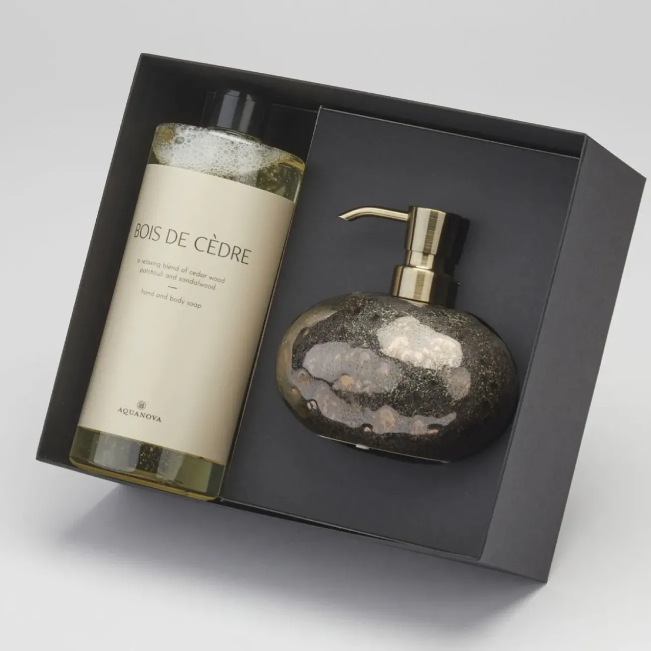 Bath & Living Aquanova Giftbox Ugo soap dispenser Vintage Bronze Paris soap Bois de Cèdre (GIFTUGODIS854-BDC)