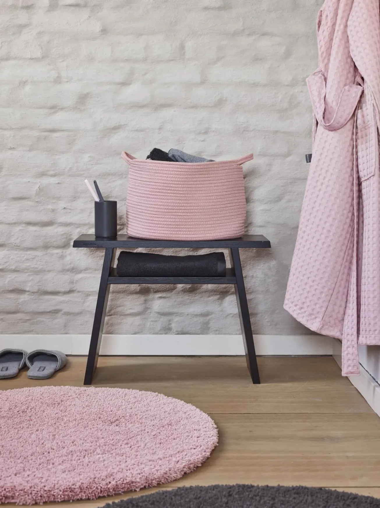 Bath & Living Aquanova Round bath mat Ø80 cm MUSA color Sedum-813 (pink)