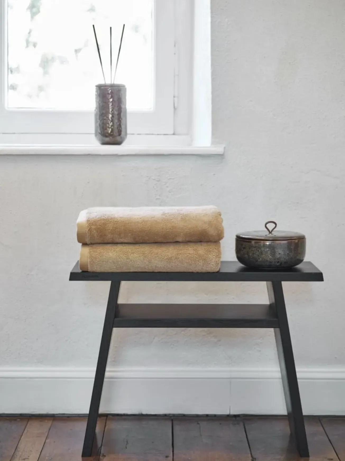 Bath & Living Aquanova Wooden stool MINK black oak (MINBBM-09) medium